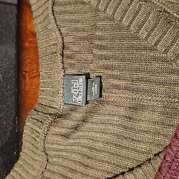 Lot of 5 Wild Fable Oversized Ribbed V Neck T's - Picture 6 of 6